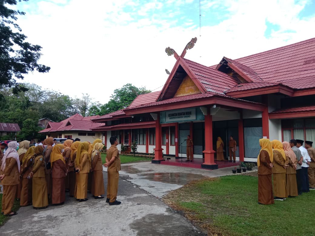 TINGKATKAN KEDISIPLINAN DAN KINERJA PELAYANAN, KECAMATAN KUANTAN MUDIK GELAR APEL BERSAMA HARI SENIN