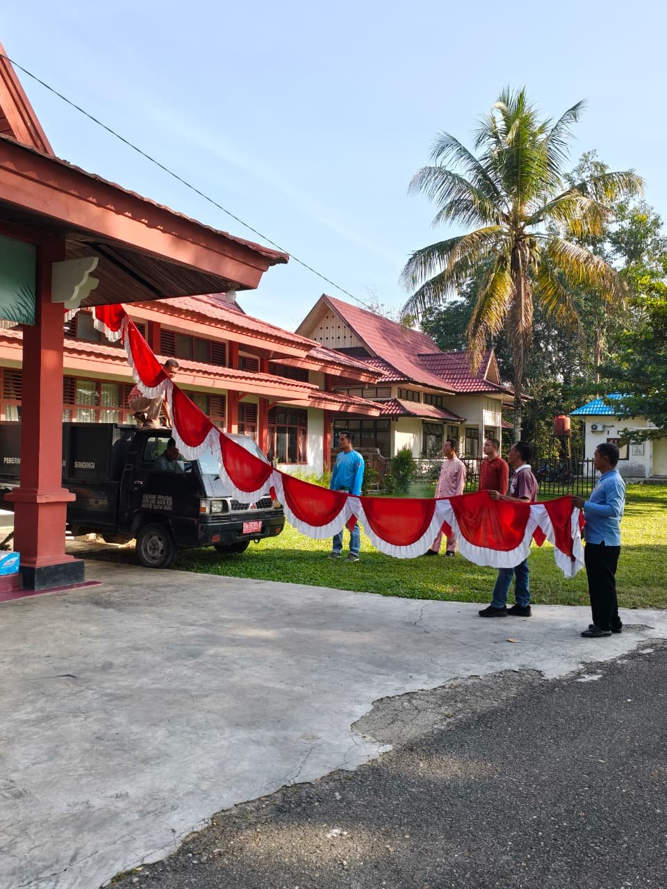 Sambut HUT RI, Pegawai Kantor Camat Kuantan Mudik Kompak Gotong Royong