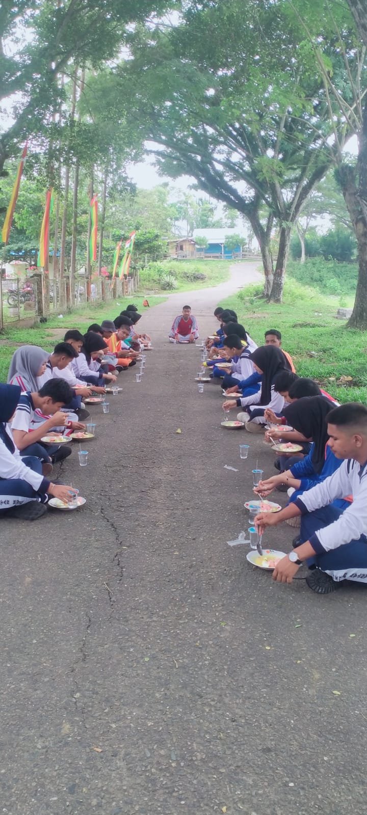 MEMPERERAT KEBERSAMAAN, ANGGOTA PASKIBRAKA KUANTAN MUDIK GELAR MAKAN BERSAMA LESEHAN DI TENGAH LATIHAN