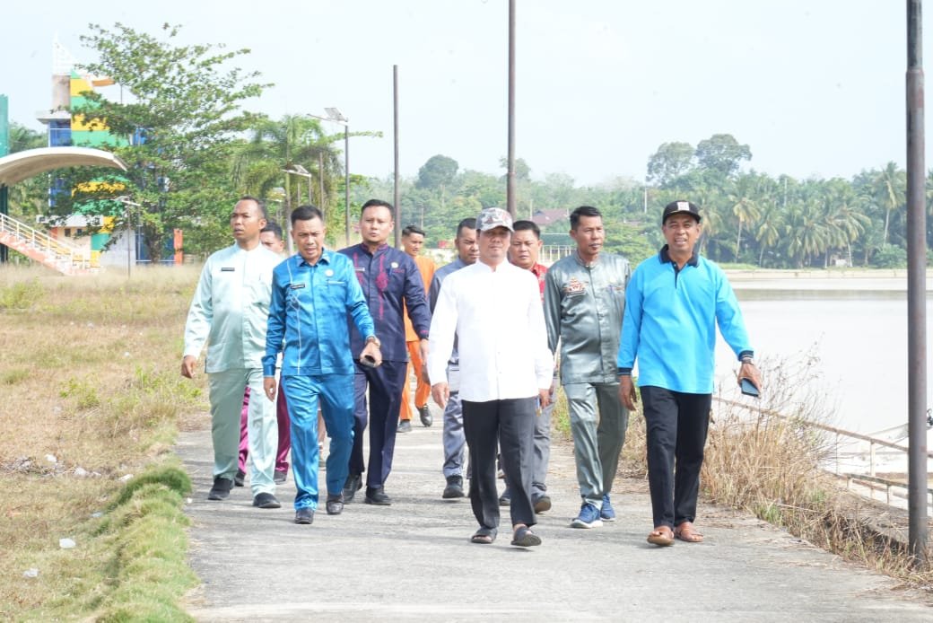 Plt Bupati H. Mukhlisin Tinjau Venue Dayung Kebun Nopi, Pastikan Persiapan Pacu Jalur Mini Berjalan Lancar.
