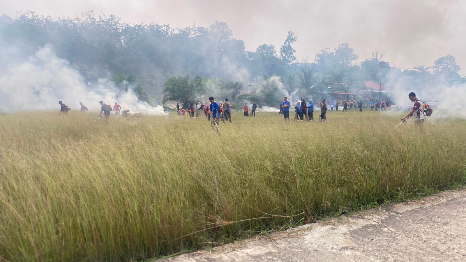 Forkopimcam,Ketua KONI, Guru dan Perangkat Desa Bukit Pedusunan Gotong Royong Bersihkan Venue Dayung Kebun Nopi 