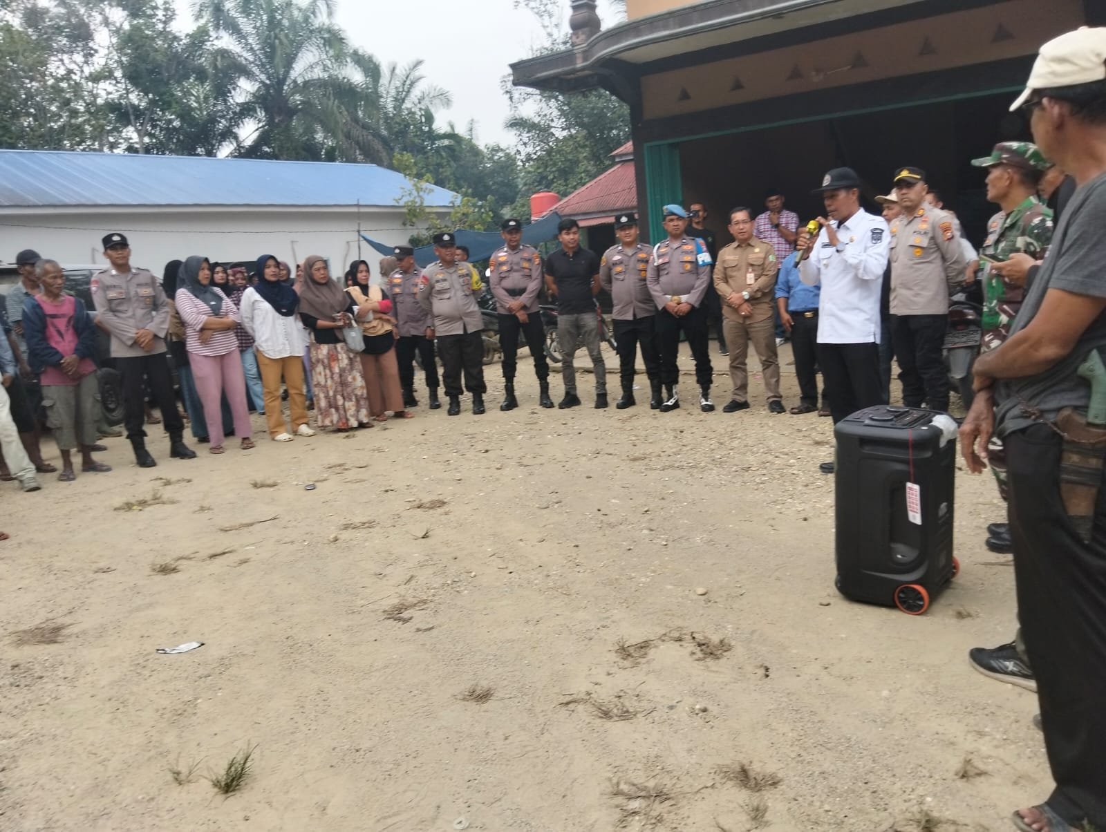 Camat Kuantan Mudik Bersama Kapolsek dan Danramil Temui Warga Cengar