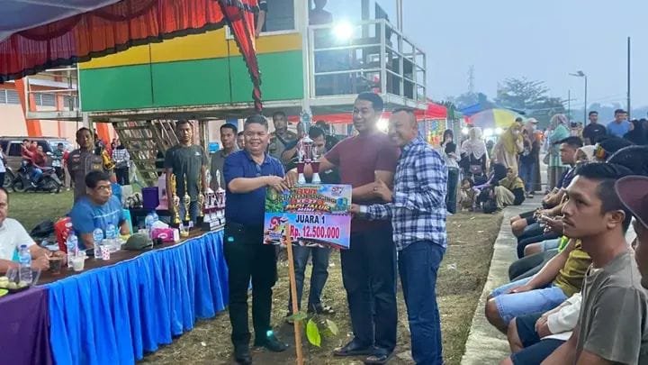 PLT SEKDA DRS. MURADI, M.SI., TUTUP PACU JALUR MINI DI KEBUN NOPI, JUARA UMUM DAN PELAJAR TERIMA HADIAH
