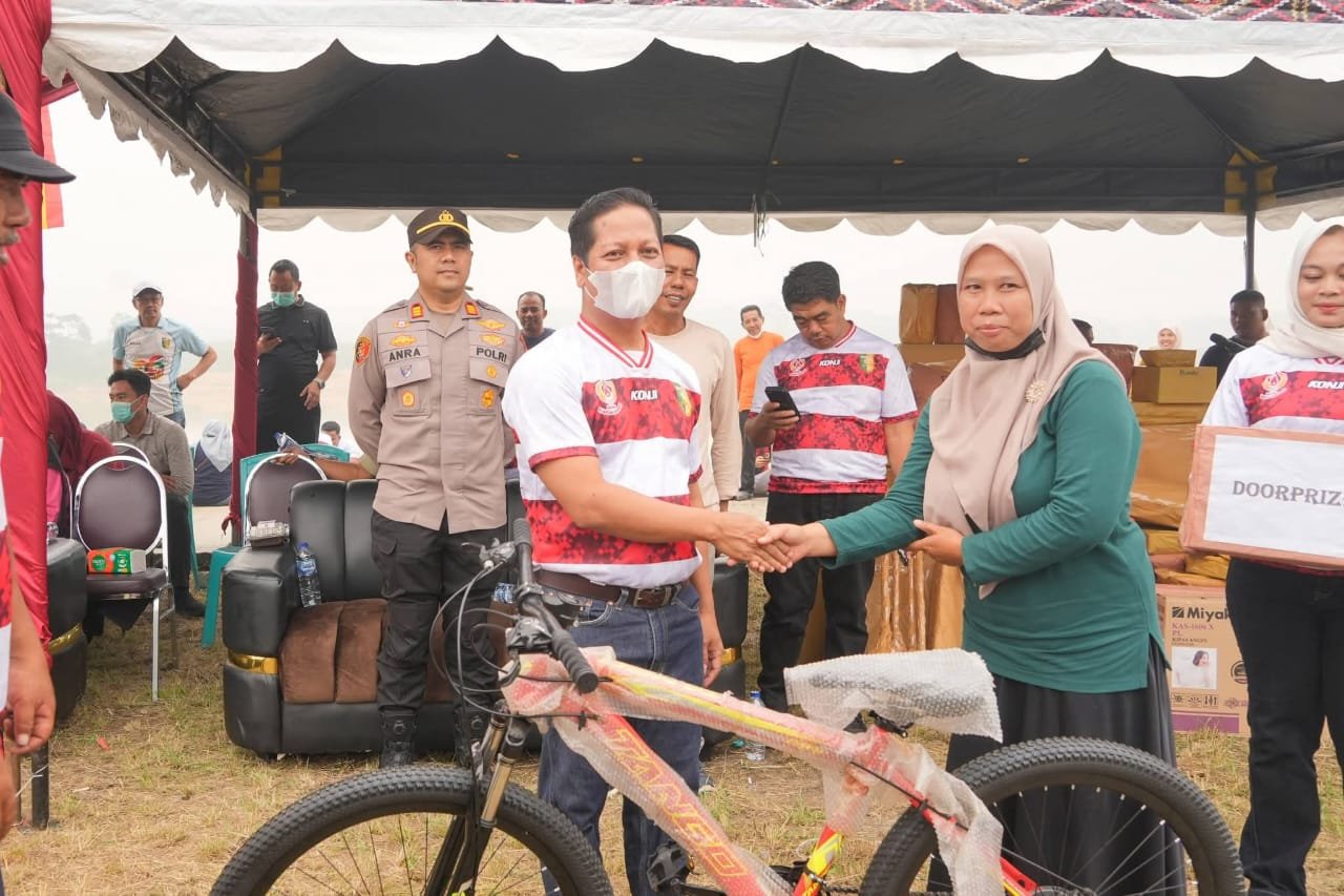 Ribuan masyarakat padatti kobun Nopi,muklisin rsmi buka pacu jalur mini sempena HUT Kuansing ke-27