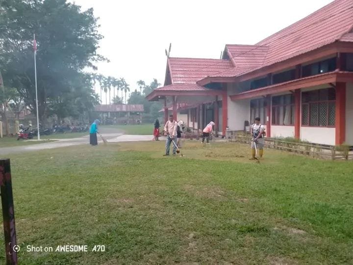 Semarak HUT Kuansing ke-27, Kantor Camat Kuantan Mudik Gelar Gotong Royong