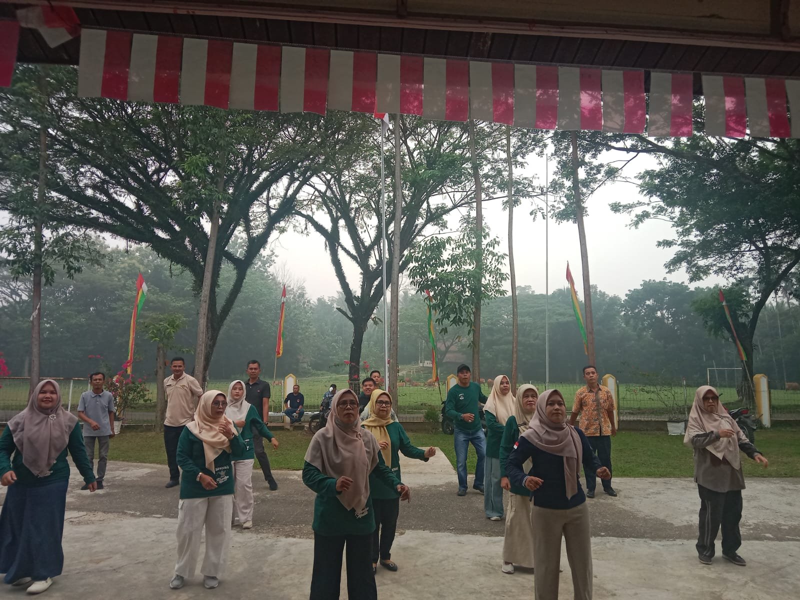 SEMARAKKAN KEBERSAMAAN, PEGAWAI DAN STAF KANTOR CAMAT KUANTAN MUDIK SENAM BERSAMA DI HALAMAN KANTOR