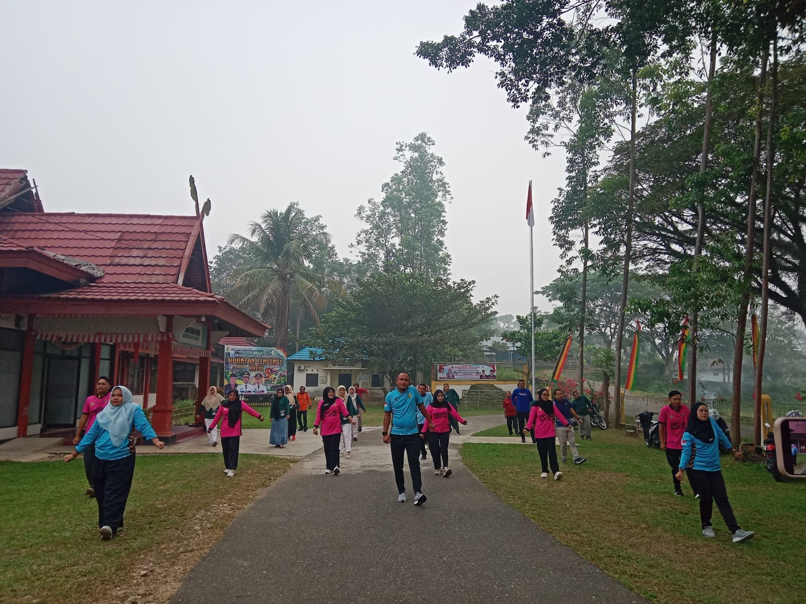 Semarakkan Pagi, Pegawai Kantor Kecamatan Kuantan Mudik Gelar Senam Bersama